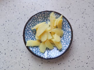 4、莲藕猪蹄汤,生姜去皮洗净之后切成片