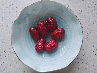 5、莲藕猪蹄汤,红枣冲洗干净