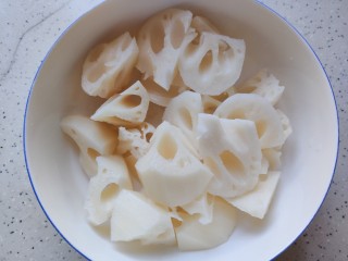 6、莲藕猪蹄汤,莲藕去皮洗净之后切成滚刀块