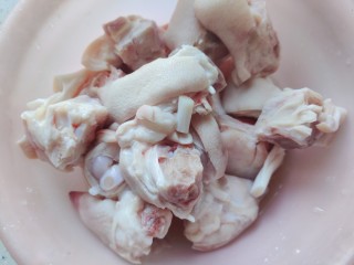 7、莲藕猪蹄汤,泡好的猪蹄洗净