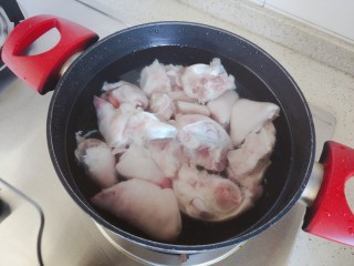 8、莲藕猪蹄汤,冷水下锅