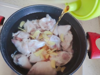 9、莲藕猪蹄汤,放入三分之二的姜片，并加适量料酒