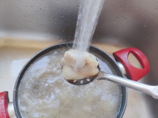 11、莲藕猪蹄汤,焯好的猪蹄用流动水冲洗掉表面的脏东西