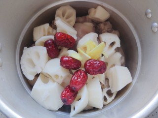 13、莲藕猪蹄汤,将莲藕红枣与剩余的姜片一并放入