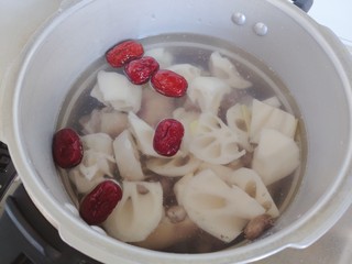 14、莲藕猪蹄汤,加适量清水，我加了锅体的三分之二