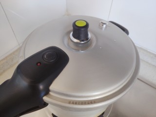 15、莲藕猪蹄汤,盖上锅盖，搁置炉火上，大火开煮