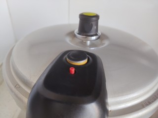 16、莲藕猪蹄汤,待高压锅气阀上升，转小火，继续煮25-30分钟