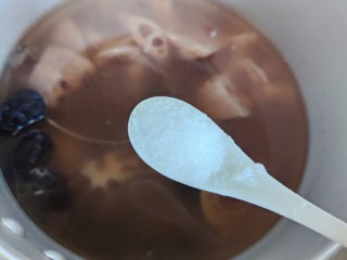 17、莲藕猪蹄汤,时间到，待高压锅气阀降落，打开锅盖，加适量细盐