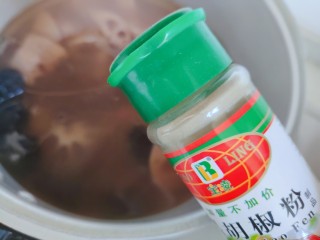 18、莲藕猪蹄汤,加适量胡椒粉