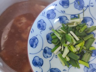 20、莲藕猪蹄汤,加入小葱，即可