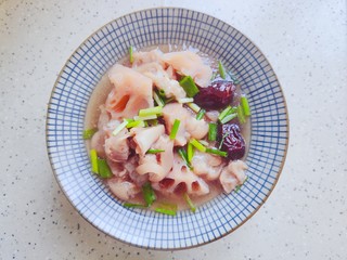 21、莲藕猪蹄汤,装碗