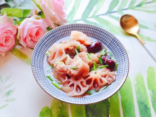 22、莲藕猪蹄汤,营养丰富