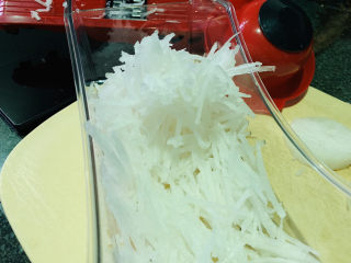 4、鲫鱼萝卜丝汤,用切菜器，切丝；