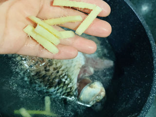 7、鲫鱼萝卜丝汤,加姜丝；