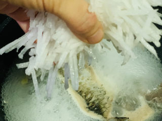 9、鲫鱼萝卜丝汤,加萝卜丝；