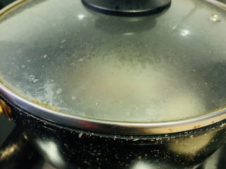 10、鲫鱼萝卜丝汤,盖住锅盖焖煮10分钟；