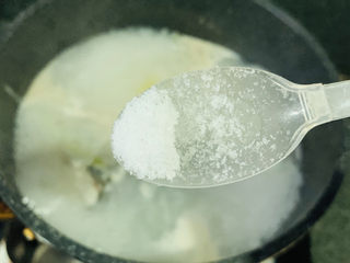 13、鲫鱼萝卜丝汤,加少许盐；