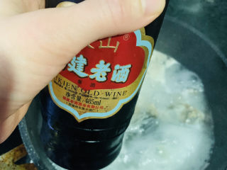 15、鲫鱼萝卜丝汤,加少许料酒；