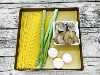 1、奶香浓郁 味道独特 简单易学 白汁海鲜意面,主要食材：意面、鲜虾、青蛤、口蘑、芦笋