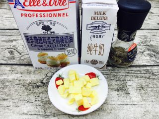 2、奶香浓郁 味道独特 简单易学 白汁海鲜意面,辅助食材：黄油、淡奶油、牛奶，黑胡椒碎。