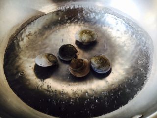 6、奶香浓郁 味道独特 简单易学 白汁海鲜意面,青蛤凉水下锅，青蛤口开了就捞出来，捞出来马上过凉水，沥干水分备用。
