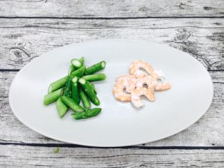 10、奶香浓郁 味道独特 简单易学 白汁海鲜意面,切好的芦笋段和剥去皮的虾仁