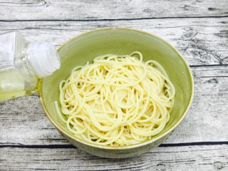 13、奶香浓郁 味道独特 简单易学 白汁海鲜意面,倒入2滴橄榄油拌匀