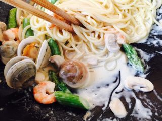 21、奶香浓郁 味道独特 简单易学 白汁海鲜意面,汤汁收到这种状态即可完美出锅装盘