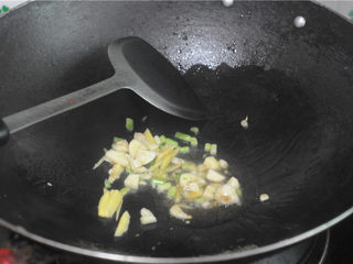 6、炒花蛤,下姜蒜炒出香味