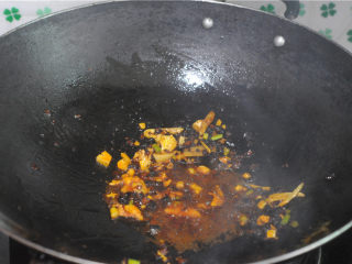 7、炒花蛤,加入豆豉，翻炒几下