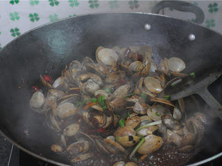 9、炒花蛤,加入豆豉，翻炒几下