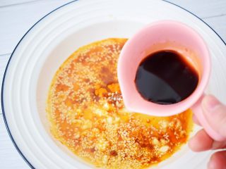 8、开胃凉拌面,加入生抽