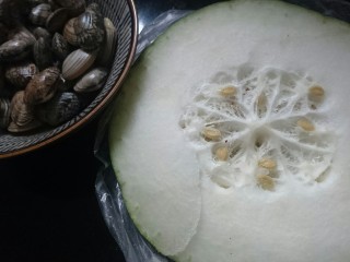 1、冬瓜蛤蜊汤,准备好所需食材