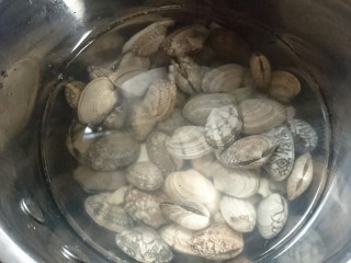 2、冬瓜蛤蜊汤,花甲先清水吐沙