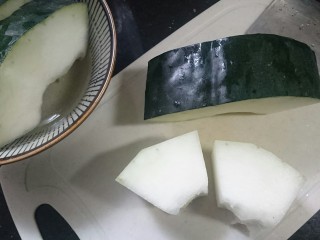 4、冬瓜蛤蜊汤,再对半切开剔去冬瓜皮