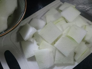 5、冬瓜蛤蜊汤,延着边切片