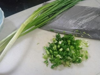 7、冬瓜蛤蜊汤,顺便准备好葱花