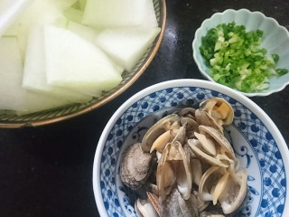 8、冬瓜蛤蜊汤,花甲一个个掰开清洗干净后，食材就处理完毕了。