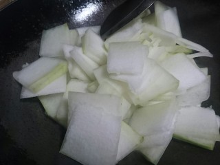 12、冬瓜蛤蜊汤,再入冬瓜翻炒