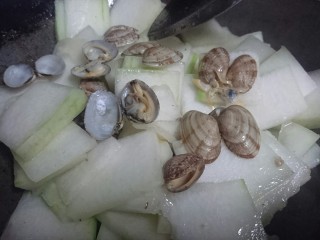 13、冬瓜蛤蜊汤,适当盐，生抽调味翻炒冬瓜