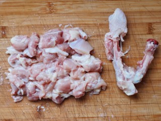 2、承味＃延世牛奶炖菜,鸡腿洗净剔骨切块备用