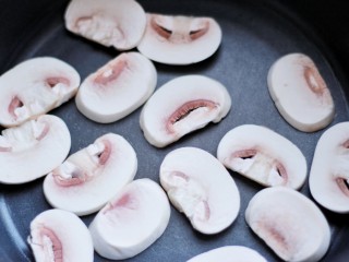 3、承味＃延世牛奶炖菜,热锅倒入蘑菇片，中火煎至表面水份略干盛出备用