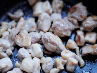 5、承味＃延世牛奶炖菜,把鸡腿倒入锅中大火煎至表面金黄