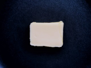 7、承味＃延世牛奶炖菜,平底锅放入黄油，中火加热至融化