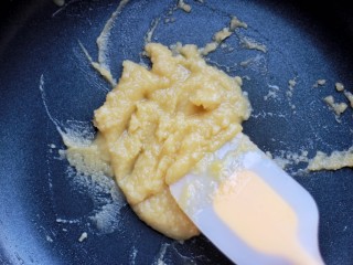 8、承味＃延世牛奶炖菜,倒入面粉翻拌均匀