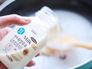 9、承味＃延世牛奶炖菜,倒入一瓶延世牛奶搅拌均匀