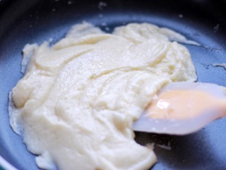 10、承味＃延世牛奶炖菜,不断搅拌至状态粘稠即可关火