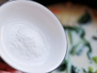 13、承味＃延世牛奶炖菜,加入食盐调味