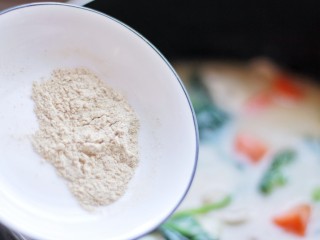 14、承味＃延世牛奶炖菜,加入胡椒粉调味，待汤汁粘稠即可关火出锅