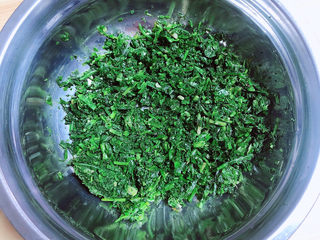 1、豆腐丸子汤,准备好荠菜沫儿，放入盆中。